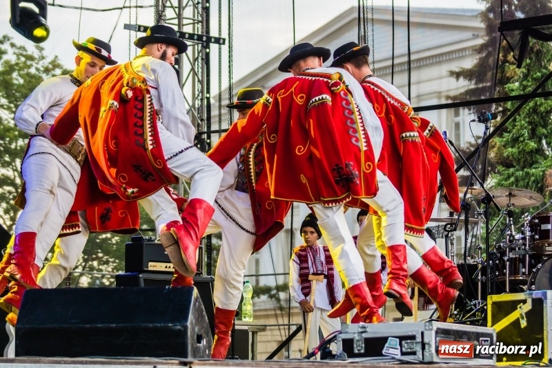 Zdjęcie w galerii na portalu naszraciborz.pl: Ukraińskie pieśni i tańce na memoriałowej scenie FOTO i WIDEO wiadomości z regionu