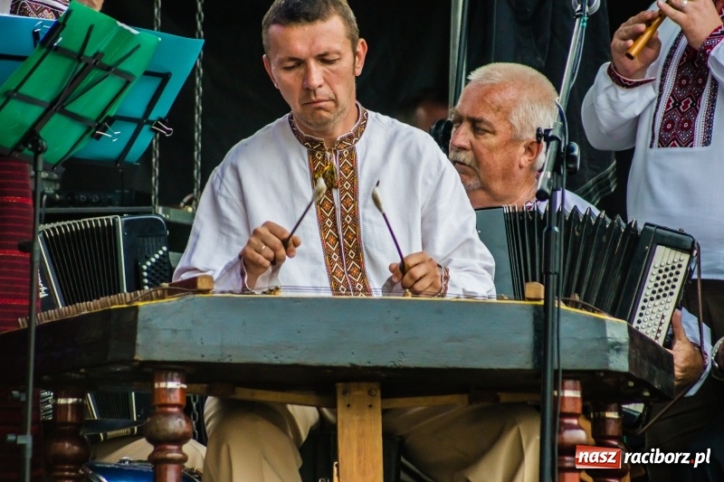 Zdjęcie w galerii na portalu naszraciborz.pl: Ukraińskie pieśni i tańce na memoriałowej scenie FOTO i WIDEO wiadomości z regionu