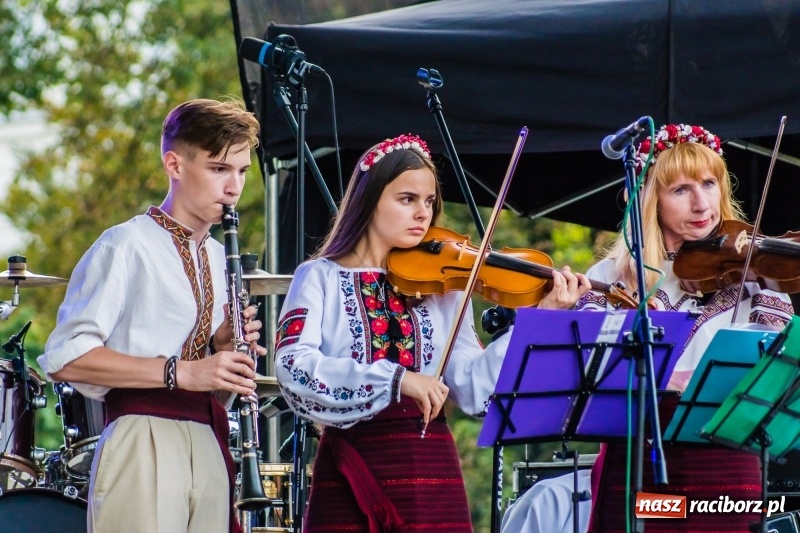 Zdjęcie w galerii na portalu naszraciborz.pl: Ukraińskie pieśni i tańce na memoriałowej scenie FOTO i WIDEO wiadomości z regionu