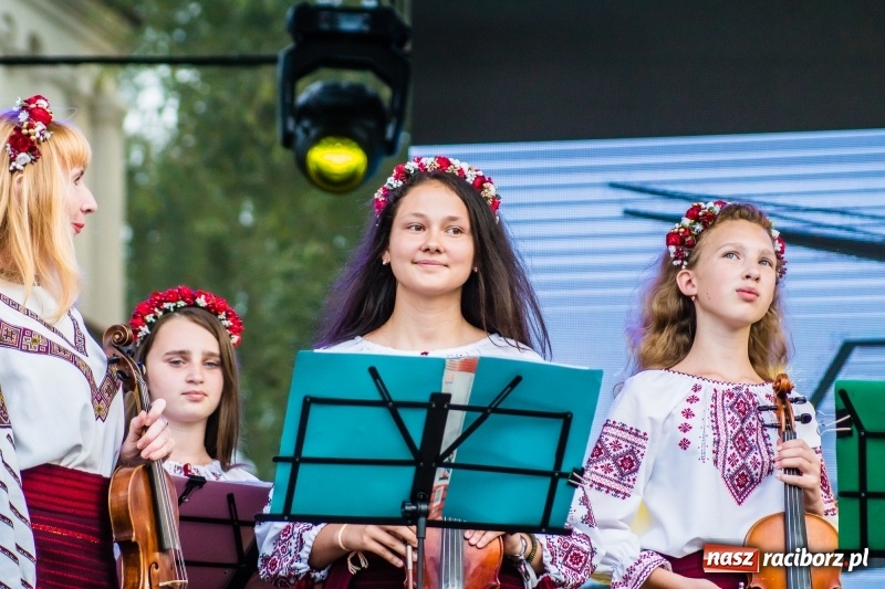 Zdjęcie w galerii na portalu naszraciborz.pl: Ukraińskie pieśni i tańce na memoriałowej scenie FOTO i WIDEO wiadomości z regionu