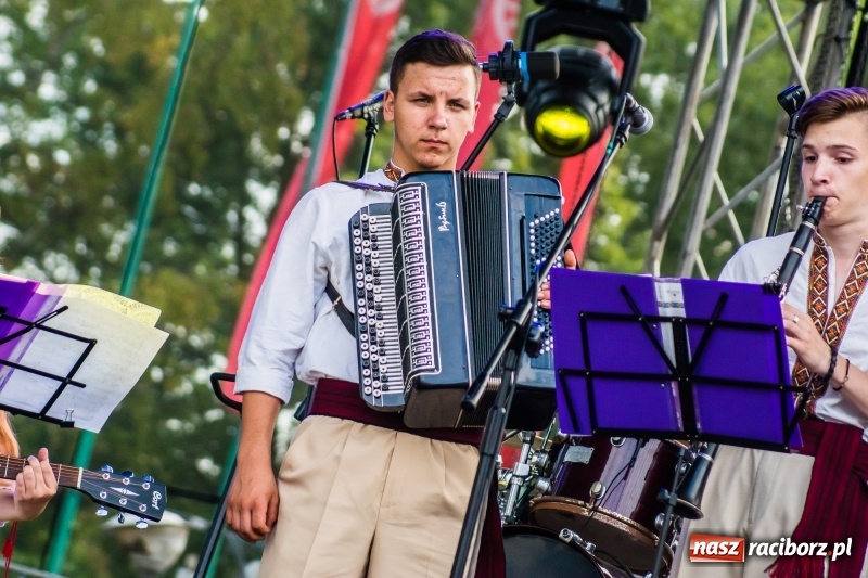 Zdjęcie w galerii na portalu naszraciborz.pl: Ukraińskie pieśni i tańce na memoriałowej scenie FOTO i WIDEO wiadomości z regionu
