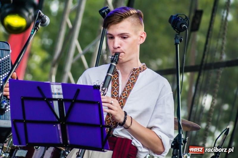Zdjęcie w galerii na portalu naszraciborz.pl: Ukraińskie pieśni i tańce na memoriałowej scenie FOTO i WIDEO wiadomości z regionu