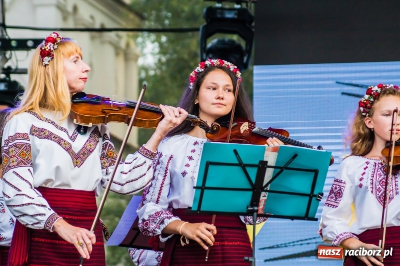 Zdjęcie w galerii na portalu naszraciborz.pl: Ukraińskie pieśni i tańce na memoriałowej scenie FOTO i WIDEO wiadomości z regionu