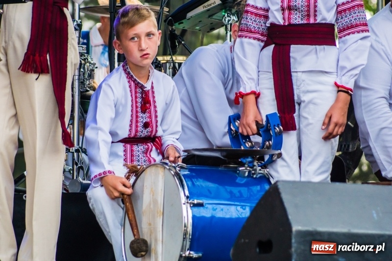 Zdjęcie w galerii na portalu naszraciborz.pl: Ukraińskie pieśni i tańce na memoriałowej scenie FOTO i WIDEO wiadomości z regionu