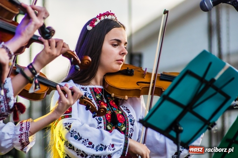 Zdjęcie w galerii na portalu naszraciborz.pl: Ukraińskie pieśni i tańce na memoriałowej scenie FOTO i WIDEO wiadomości z regionu