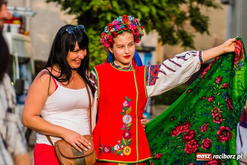 Zdjęcie w galerii na portalu naszraciborz.pl: Ukraińskie pieśni i tańce na memoriałowej scenie FOTO i WIDEO wiadomości z regionu
