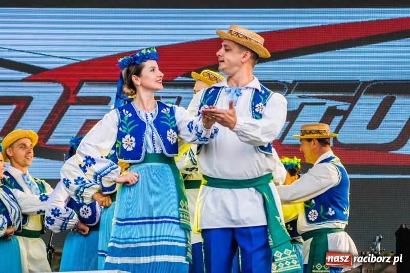 Zdjęcie w galerii na portalu naszraciborz.pl: Ukraińskie pieśni i tańce na memoriałowej scenie FOTO i WIDEO wiadomości z regionu