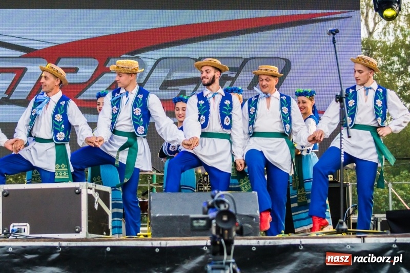 Zdjęcie w galerii na portalu naszraciborz.pl: Ukraińskie pieśni i tańce na memoriałowej scenie FOTO i WIDEO wiadomości z regionu