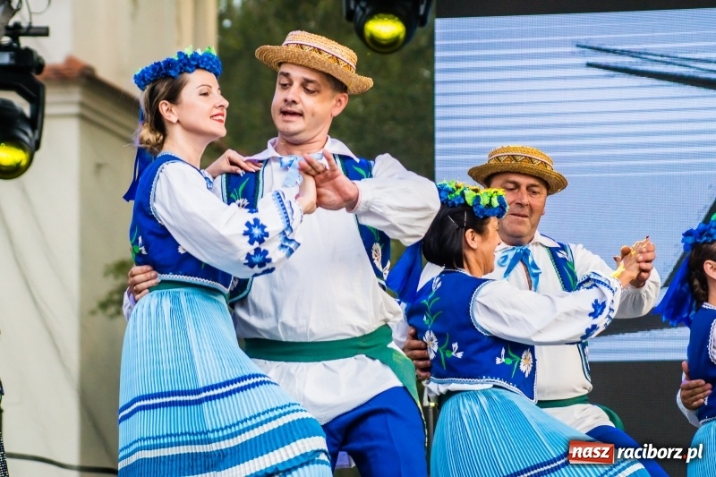 Zdjęcie w galerii na portalu naszraciborz.pl: Ukraińskie pieśni i tańce na memoriałowej scenie FOTO i WIDEO wiadomości z regionu