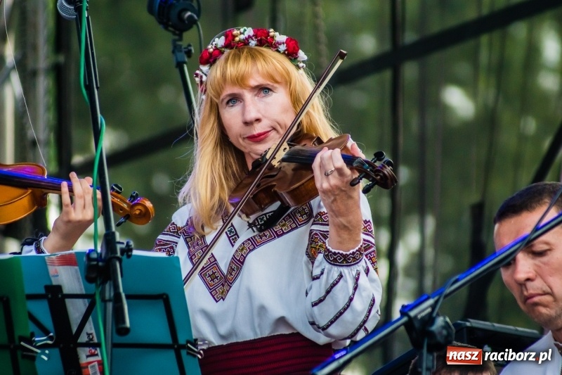 Zdjęcie w galerii na portalu naszraciborz.pl: Ukraińskie pieśni i tańce na memoriałowej scenie FOTO i WIDEO wiadomości z regionu