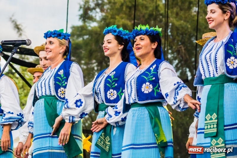 Zdjęcie w galerii na portalu naszraciborz.pl: Ukraińskie pieśni i tańce na memoriałowej scenie FOTO i WIDEO wiadomości z regionu