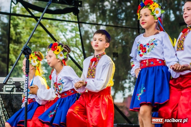 Zdjęcie w galerii na portalu naszraciborz.pl: Ukraińskie pieśni i tańce na memoriałowej scenie FOTO i WIDEO wiadomości z regionu