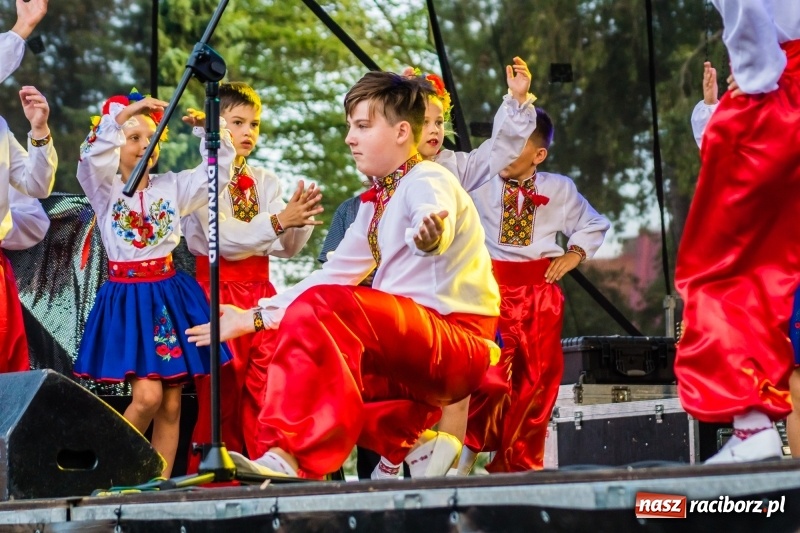 Zdjęcie w galerii na portalu naszraciborz.pl: Ukraińskie pieśni i tańce na memoriałowej scenie FOTO i WIDEO wiadomości z regionu