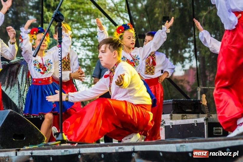 Zdjęcie w galerii na portalu naszraciborz.pl: Ukraińskie pieśni i tańce na memoriałowej scenie FOTO i WIDEO wiadomości z regionu