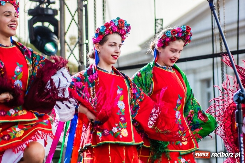 Zdjęcie w galerii na portalu naszraciborz.pl: Ukraińskie pieśni i tańce na memoriałowej scenie FOTO i WIDEO wiadomości z regionu