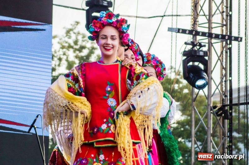 Zdjęcie w galerii na portalu naszraciborz.pl: Ukraińskie pieśni i tańce na memoriałowej scenie FOTO i WIDEO wiadomości z regionu