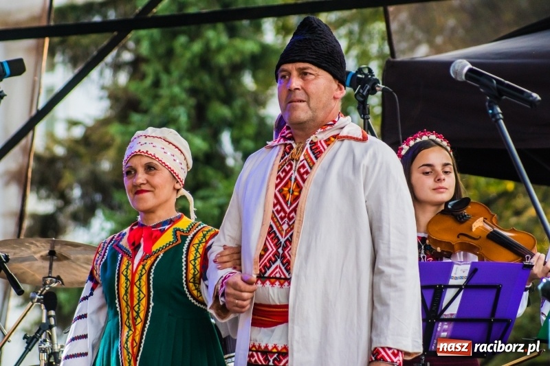 Zdjęcie w galerii na portalu naszraciborz.pl: Ukraińskie pieśni i tańce na memoriałowej scenie FOTO i WIDEO wiadomości z regionu