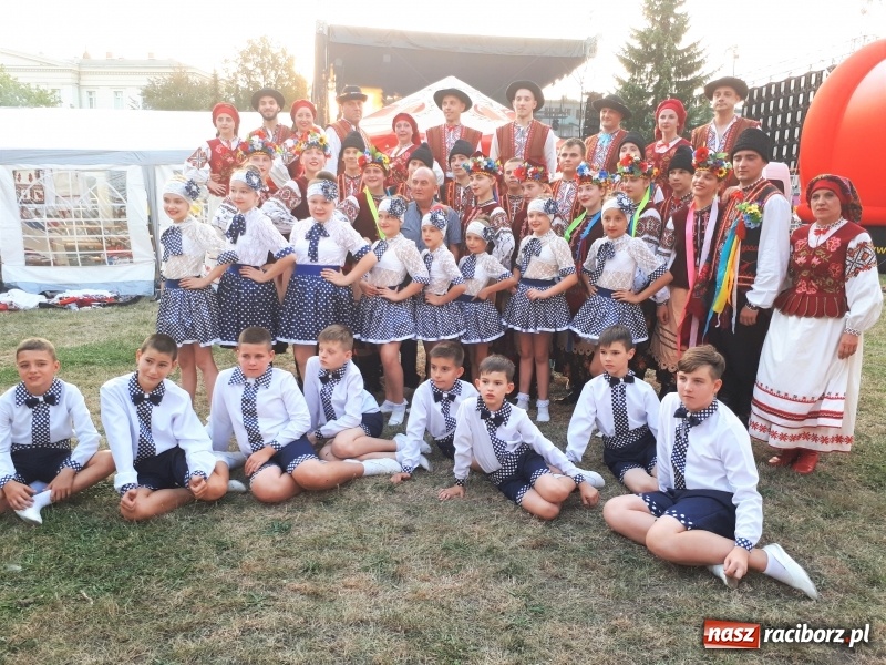 Zdjęcie w galerii na portalu naszraciborz.pl: Ukraińskie pieśni i tańce na memoriałowej scenie FOTO i WIDEO wiadomości z regionu