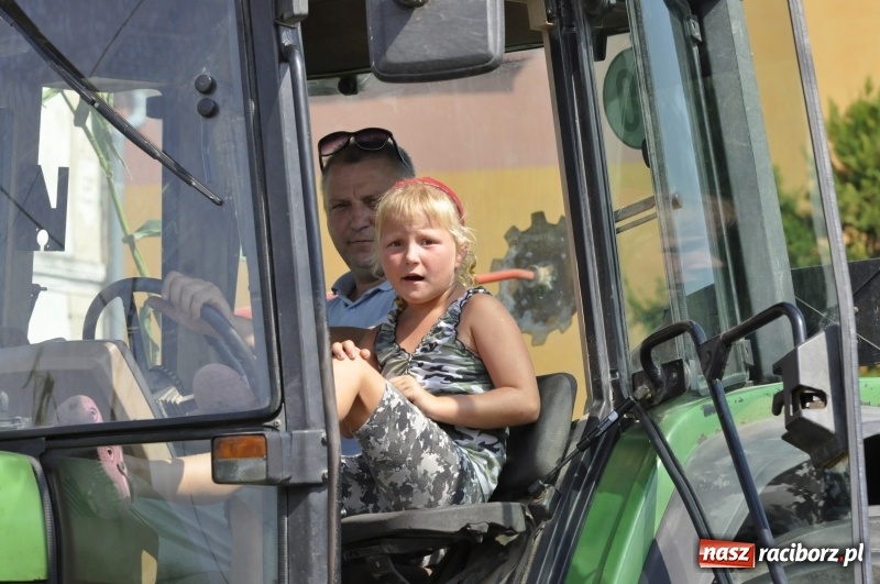 Zdjęcie w galerii na portalu naszraciborz.pl: Barack i Angela na dożynkach w Bolesławiu  wiadomości z regionu