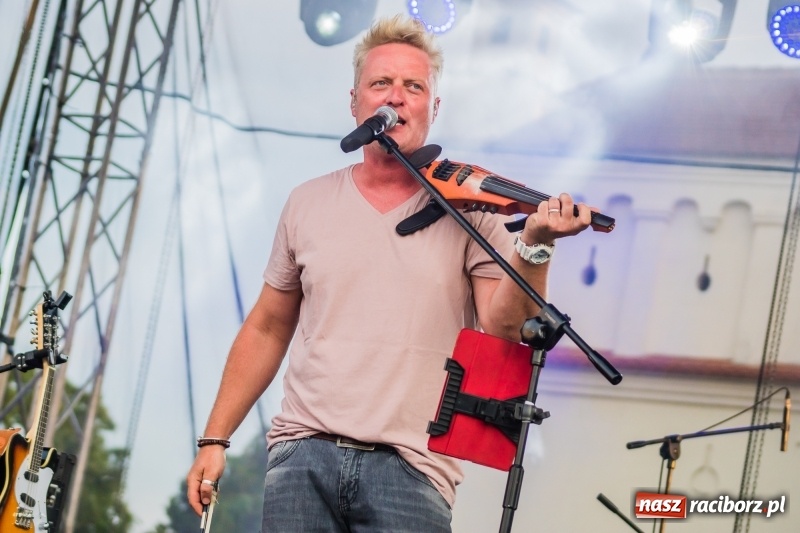 Zdjęcie w galerii na portalu naszraciborz.pl: Bartnicky Band rozgrzewał publikę na pl. Długosza FOTO i WIDEO wiadomości z regionu