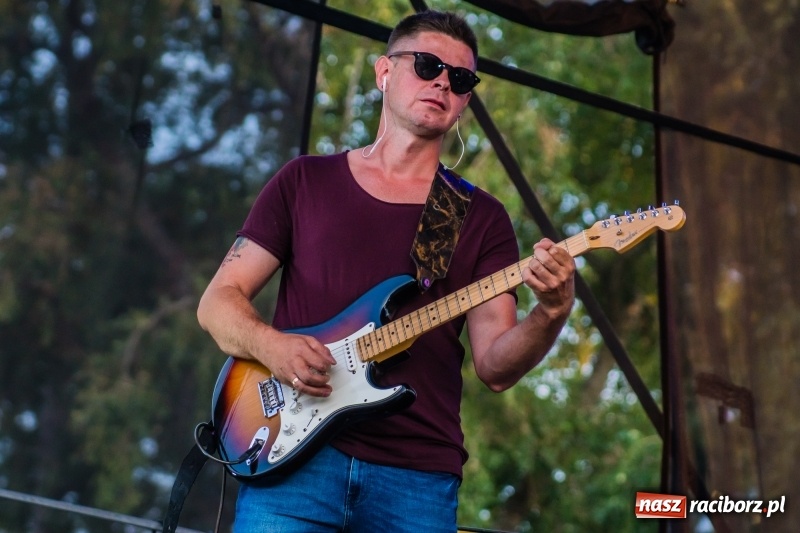 Zdjęcie w galerii na portalu naszraciborz.pl: Bartnicky Band rozgrzewał publikę na pl. Długosza FOTO i WIDEO wiadomości z regionu