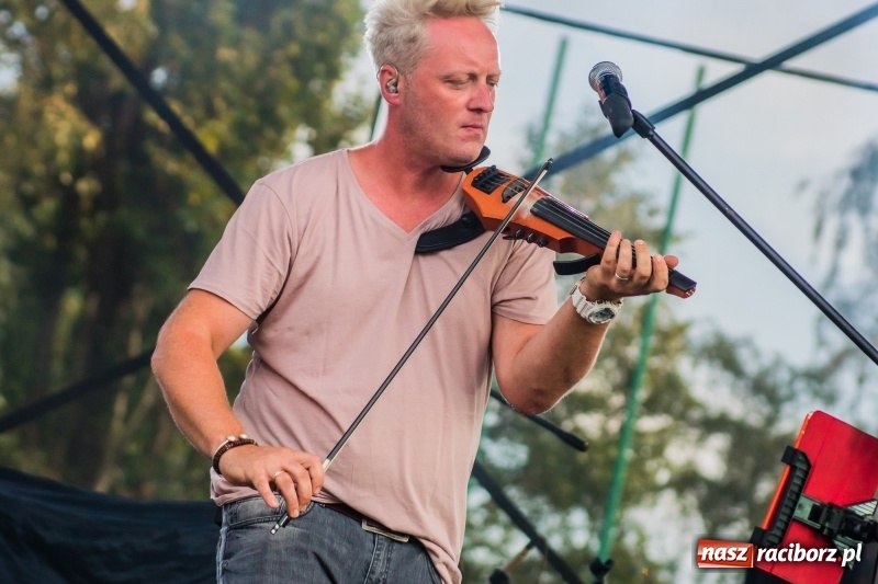 Zdjęcie w galerii na portalu naszraciborz.pl: Bartnicky Band rozgrzewał publikę na pl. Długosza FOTO i WIDEO wiadomości z regionu