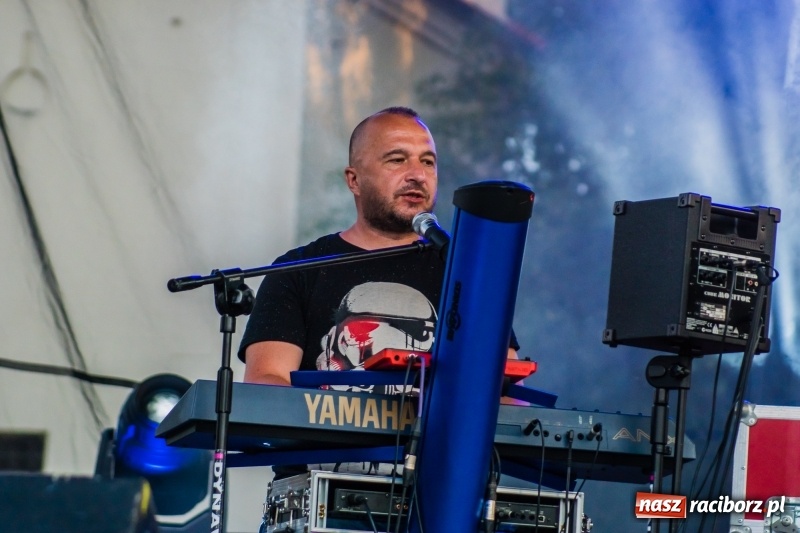 Zdjęcie w galerii na portalu naszraciborz.pl: Bartnicky Band rozgrzewał publikę na pl. Długosza FOTO i WIDEO wiadomości z regionu