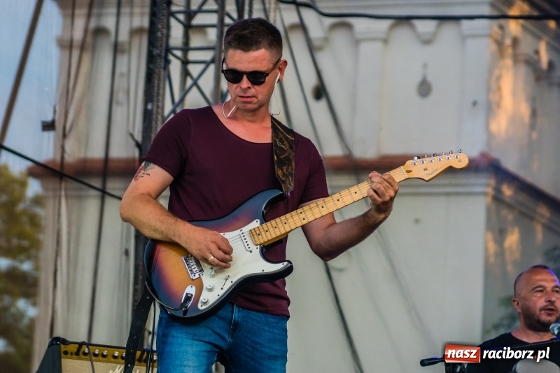 Zdjęcie w galerii na portalu naszraciborz.pl: Bartnicky Band rozgrzewał publikę na pl. Długosza FOTO i WIDEO wiadomości z regionu