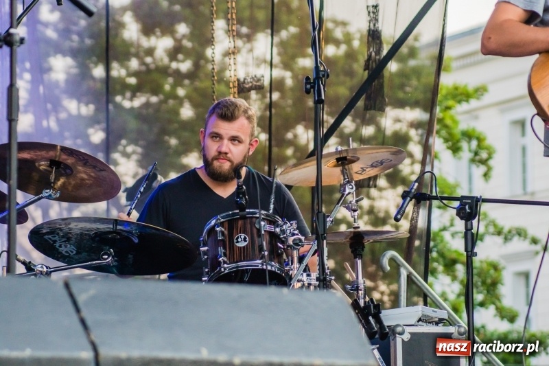 Zdjęcie w galerii na portalu naszraciborz.pl: Bartnicky Band rozgrzewał publikę na pl. Długosza FOTO i WIDEO wiadomości z regionu