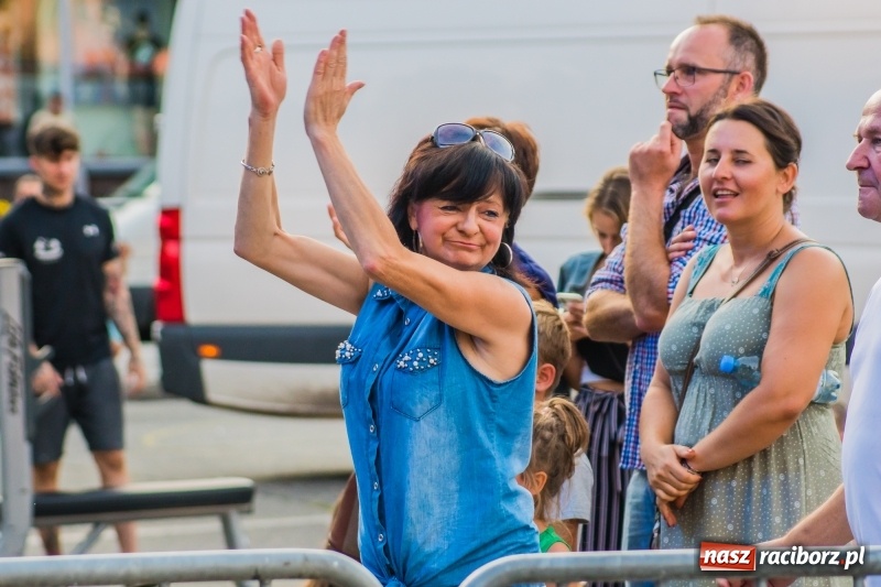 Zdjęcie w galerii na portalu naszraciborz.pl: Bartnicky Band rozgrzewał publikę na pl. Długosza FOTO i WIDEO wiadomości z regionu