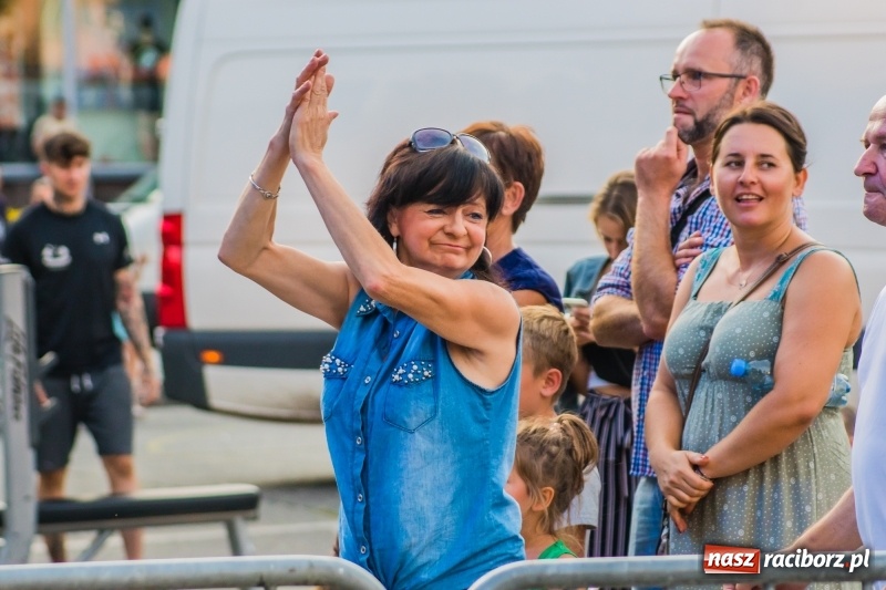 Zdjęcie w galerii na portalu naszraciborz.pl: Bartnicky Band rozgrzewał publikę na pl. Długosza FOTO i WIDEO wiadomości z regionu