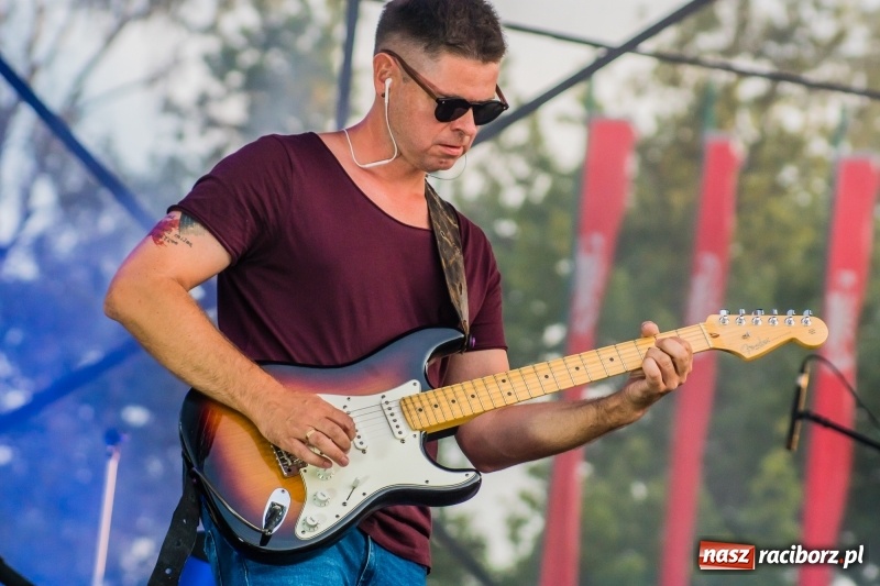 Zdjęcie w galerii na portalu naszraciborz.pl: Bartnicky Band rozgrzewał publikę na pl. Długosza FOTO i WIDEO wiadomości z regionu