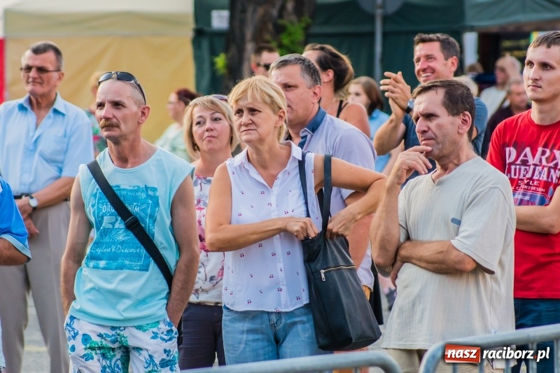 Zdjęcie w galerii na portalu naszraciborz.pl: Bartnicky Band rozgrzewał publikę na pl. Długosza FOTO i WIDEO wiadomości z regionu