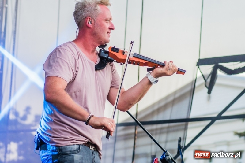 Zdjęcie w galerii na portalu naszraciborz.pl: Bartnicky Band rozgrzewał publikę na pl. Długosza FOTO i WIDEO wiadomości z regionu