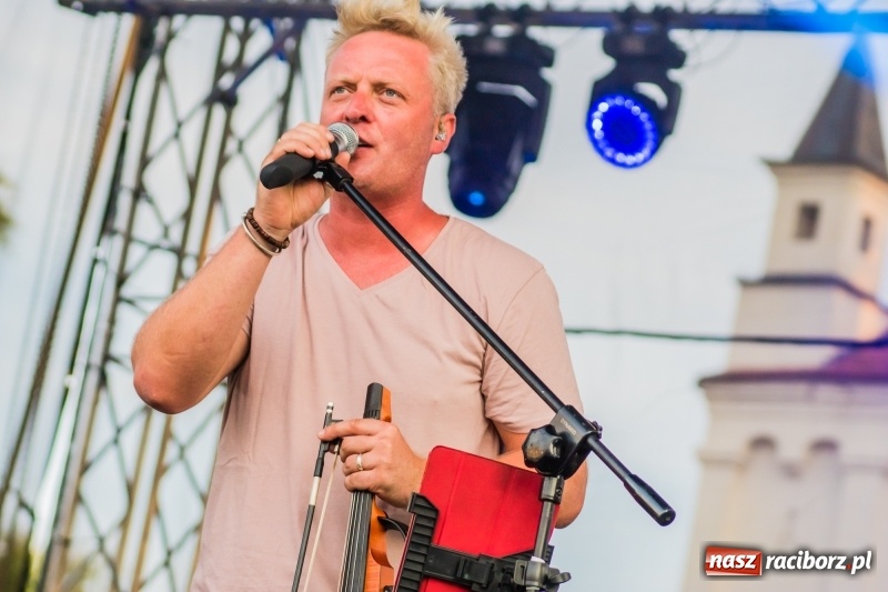 Zdjęcie w galerii na portalu naszraciborz.pl: Bartnicky Band rozgrzewał publikę na pl. Długosza FOTO i WIDEO wiadomości z regionu