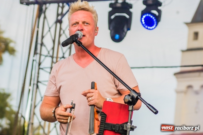 Zdjęcie w galerii na portalu naszraciborz.pl: Bartnicky Band rozgrzewał publikę na pl. Długosza FOTO i WIDEO wiadomości z regionu