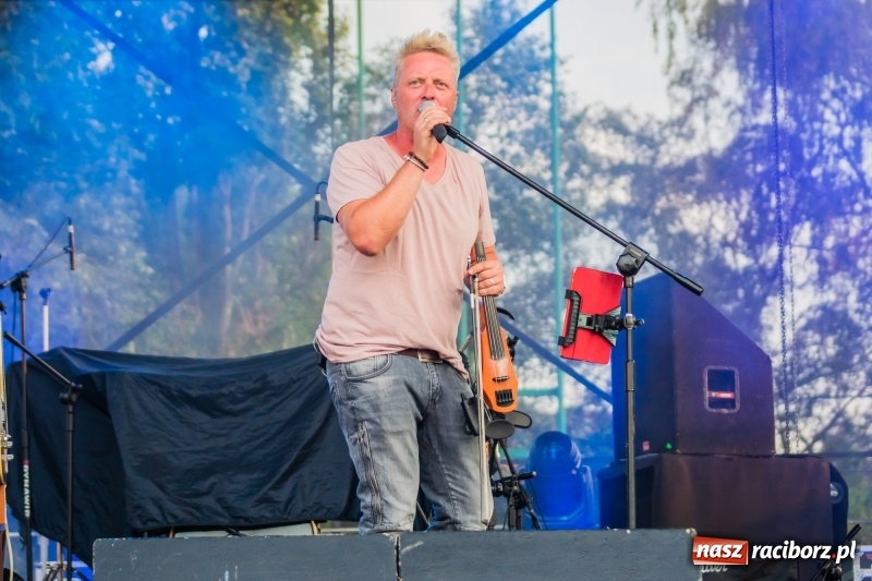 Zdjęcie w galerii na portalu naszraciborz.pl: Bartnicky Band rozgrzewał publikę na pl. Długosza FOTO i WIDEO wiadomości z regionu