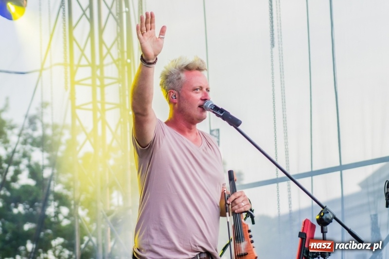 Zdjęcie w galerii na portalu naszraciborz.pl: Bartnicky Band rozgrzewał publikę na pl. Długosza FOTO i WIDEO wiadomości z regionu