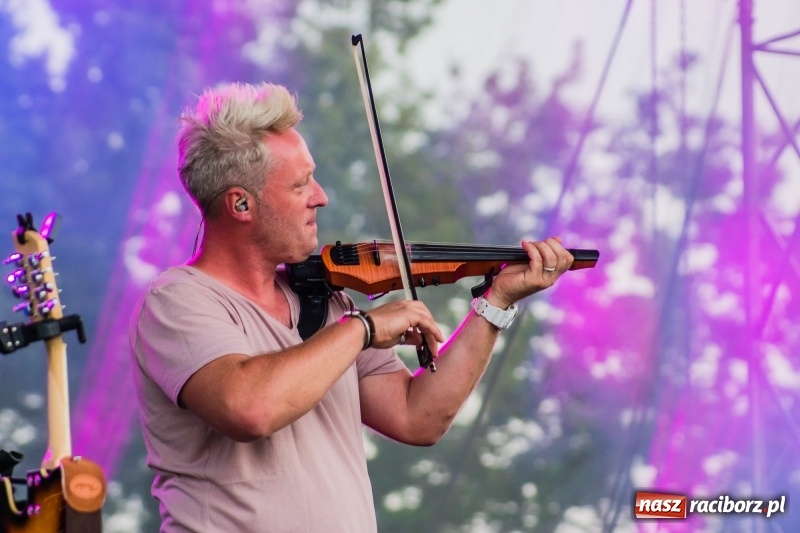 Zdjęcie w galerii na portalu naszraciborz.pl: Bartnicky Band rozgrzewał publikę na pl. Długosza FOTO i WIDEO wiadomości z regionu