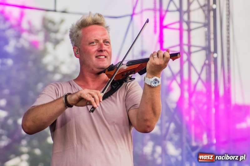 Zdjęcie w galerii na portalu naszraciborz.pl: Bartnicky Band rozgrzewał publikę na pl. Długosza FOTO i WIDEO wiadomości z regionu