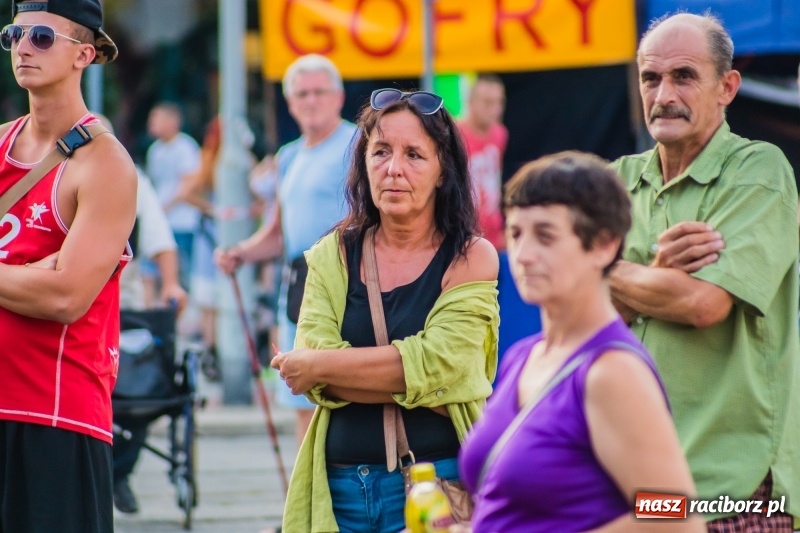 Zdjęcie w galerii na portalu naszraciborz.pl: Bartnicky Band rozgrzewał publikę na pl. Długosza FOTO i WIDEO wiadomości z regionu