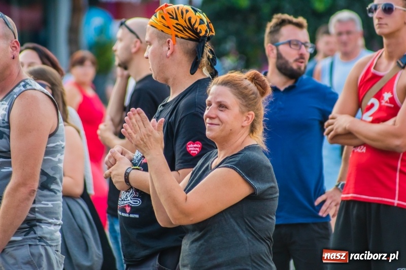 Zdjęcie w galerii na portalu naszraciborz.pl: Bartnicky Band rozgrzewał publikę na pl. Długosza FOTO i WIDEO wiadomości z regionu
