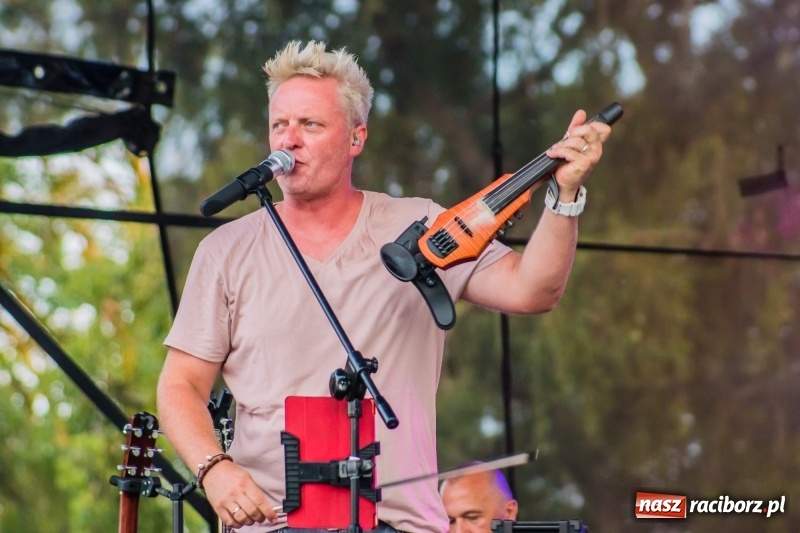 Zdjęcie w galerii na portalu naszraciborz.pl: Bartnicky Band rozgrzewał publikę na pl. Długosza FOTO i WIDEO wiadomości z regionu