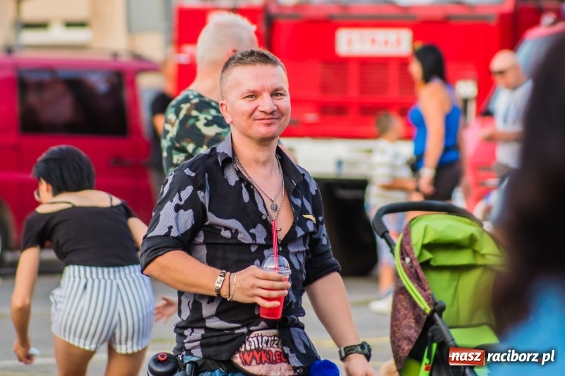 Zdjęcie w galerii na portalu naszraciborz.pl: Bartnicky Band rozgrzewał publikę na pl. Długosza FOTO i WIDEO wiadomości z regionu