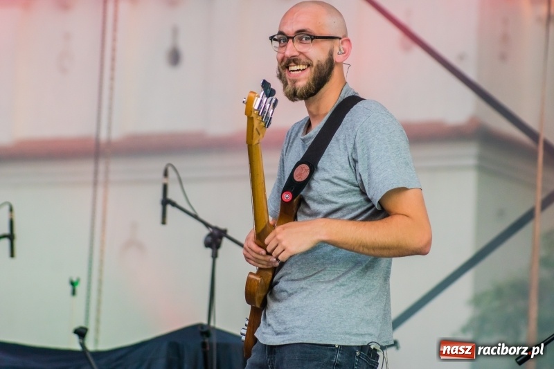 Zdjęcie w galerii na portalu naszraciborz.pl: Bartnicky Band rozgrzewał publikę na pl. Długosza FOTO i WIDEO wiadomości z regionu