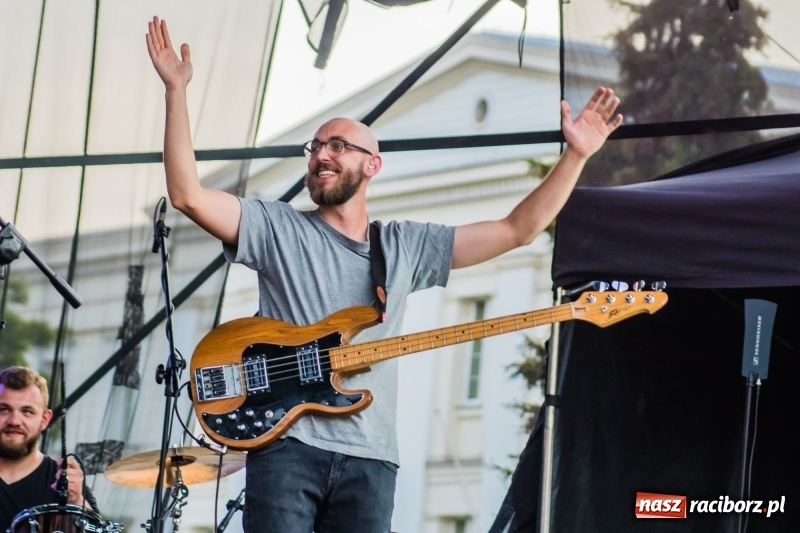Zdjęcie w galerii na portalu naszraciborz.pl: Bartnicky Band rozgrzewał publikę na pl. Długosza FOTO i WIDEO wiadomości z regionu