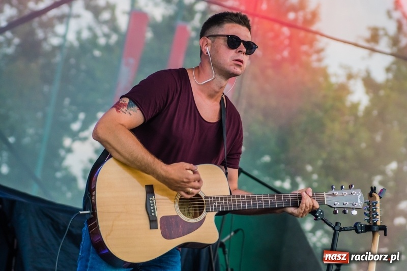 Zdjęcie w galerii na portalu naszraciborz.pl: Bartnicky Band rozgrzewał publikę na pl. Długosza FOTO i WIDEO wiadomości z regionu