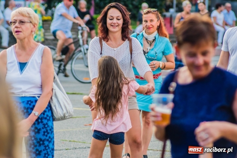 Zdjęcie w galerii na portalu naszraciborz.pl: Bartnicky Band rozgrzewał publikę na pl. Długosza FOTO i WIDEO wiadomości z regionu