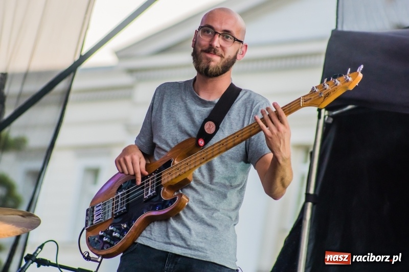 Zdjęcie w galerii na portalu naszraciborz.pl: Bartnicky Band rozgrzewał publikę na pl. Długosza FOTO i WIDEO wiadomości z regionu