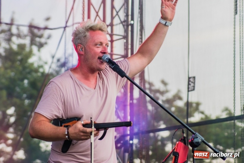 Zdjęcie w galerii na portalu naszraciborz.pl: Bartnicky Band rozgrzewał publikę na pl. Długosza FOTO i WIDEO wiadomości z regionu